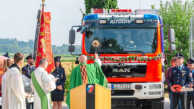 Pater Stanislaw Wrobel und Diakon Michael Weigl segneten das neue Fahrzeug der Feuerwehr, ein LF20kats, das das LF 16/25 nach 36 Jahren ablöst.