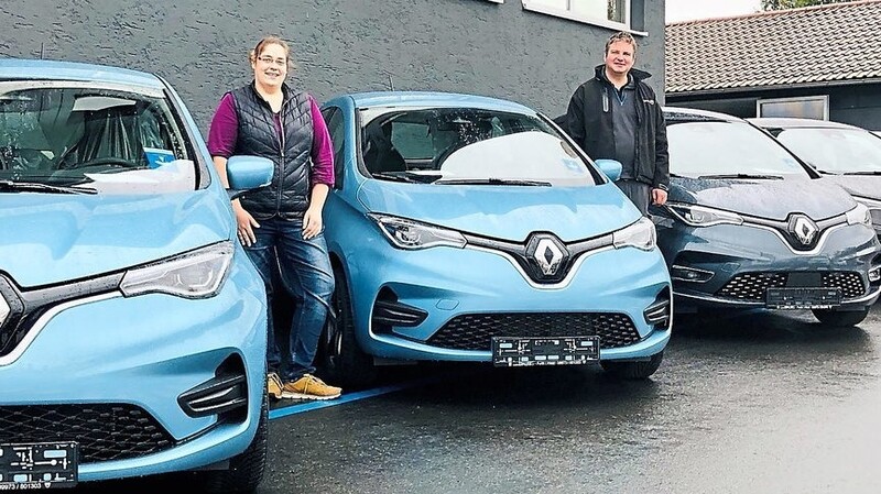 Renault setzte sehr früh auf E-Autos. Das sei nun im Absatz deutlich spürbar, wie Margarete und Hans-Jürgen Traurig bestätigen. Sie betreiben auf ihrem Firmengelände auch zwei Ladestationen und würden sich eine öffentliche im Stadtgebiet wünschen.