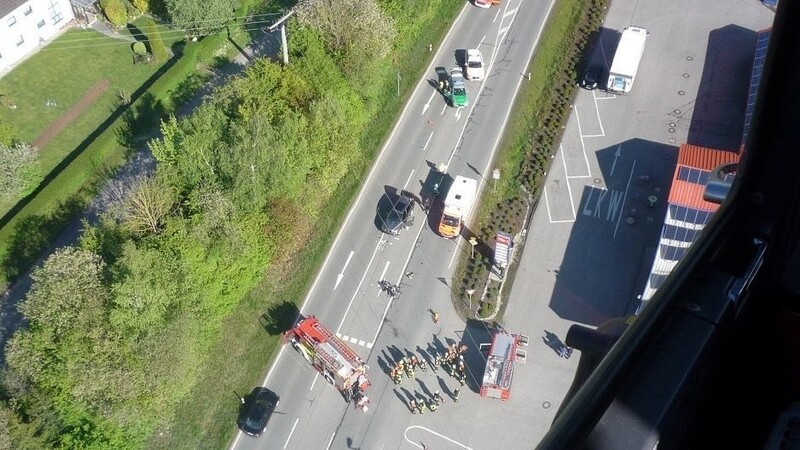 Ein 26-jähriger Motorradfahrer wurde am Samstag bei einem Unfall auf der B15 bei Alteglofsheim schwer verletzt. Dieses Bild zeigt eine Aufnahme aus dem Rettungshubschrauber.