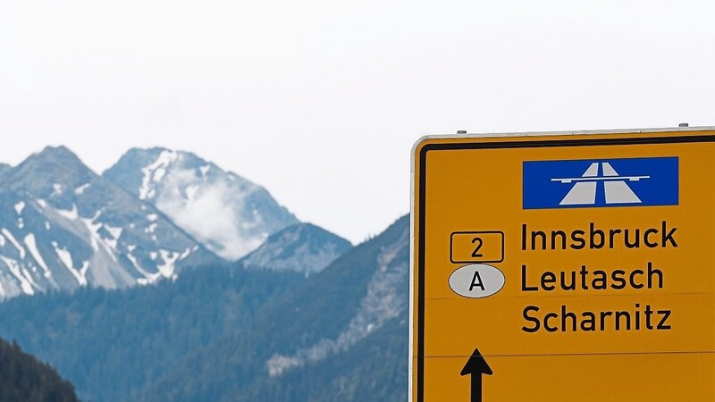 Hier geht es in Richtung Innsbruck: Zwar gibt es nun erste Annäherungen zwischen Deutschland und Österreich in puncto Verkehrsstreit - die Fahrverbote für Tirol sollen aber bestehen bleiben.