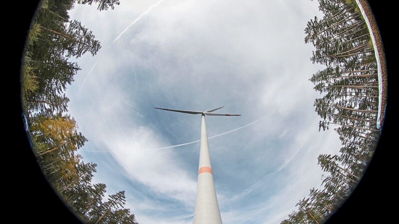 Erde, Wind und Bayern: Das neue Windkraft-an-Land-Gesetz des Bundes soll den Windkraftausbau beschleunigen. Nun sind zunächst die Länder am Zug.
