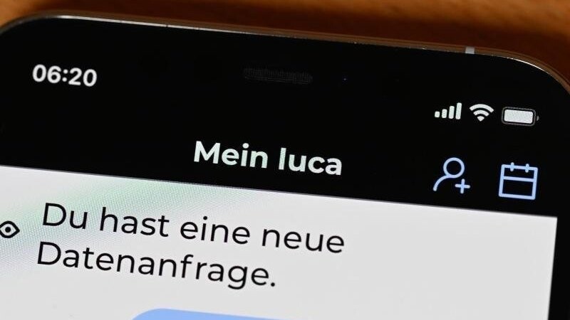 Die Startseite einer Luca-App ist auf einem Bildschirm eines Smartphones dargestellt.