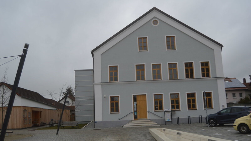 Ein prägendes Element des neuen Kirchplatzes ist das sanierte Bürgerhaus - ehemals Knabenschulhaus.