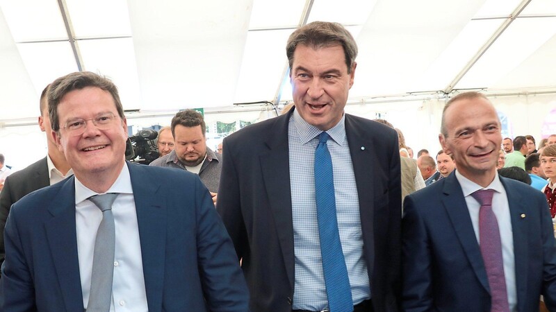 Ministerpräsident Markus Söder (Mitte) betritt die Festhalle zusammen mit Christian Leicher, Vorsitzender der Geschäftsführung von Rohde & Schwarz (li.) und dem Teisnacher Werkleiter Johann Kraus.