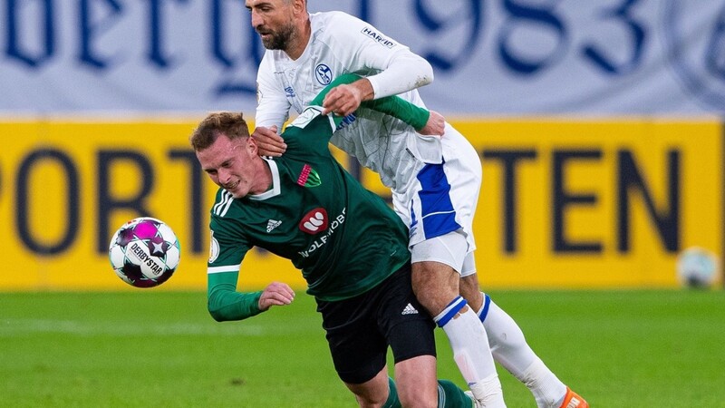 Selbst im DFB-Pokal kam Donaustaufs Neuzugang Nico Rinderknecht schon zum Einsatz. Hier zu sehen im Trikot seines aktuellen Teams 1. FC Schweinfurt gegen Schalkes Vedad Ibisevic (r.).