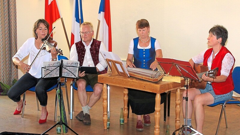 Die Gruppe "Fei Schej" aus Arnschwang umrahmte den Festakt im großen Rathaus-Sitzungssaal musikalisch.