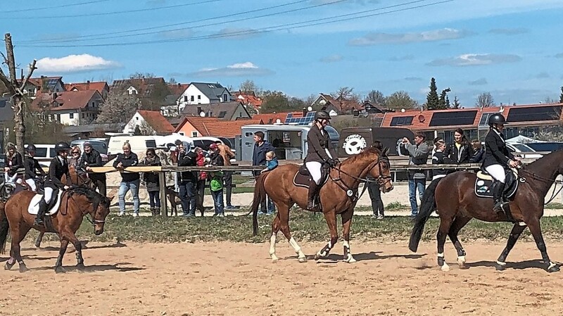 Viele Zuschauer verfolgten die Darbietungen der Reiter am Ostermontag.