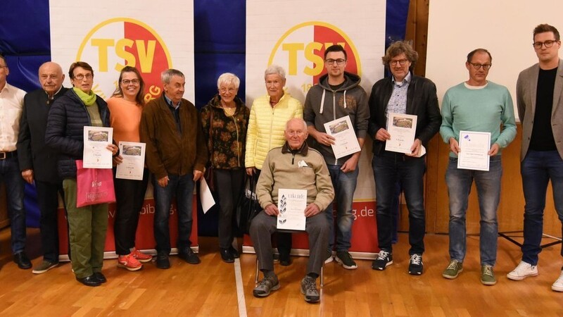 Die im Rahmen der Hauptversammlung geehrten Mitglieder mit der Vorstandschaft des TSV Vilsbiburg.