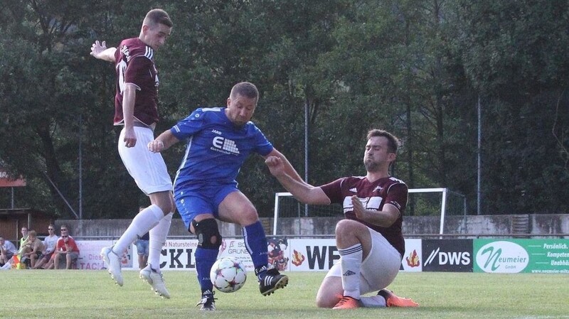 Die Partie zwischen dem 1. FC Miltach II und dem TSV Sattelpeilnstein (blaues Trikot) endete mit einem Spielabbruch nach einer rassistischen Beleidigung seitens eines Gästespielers.
