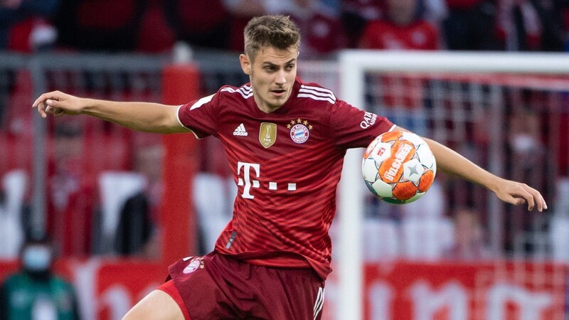 Abwehr-Talent Josip Stanisic vom FC Bayern bleibt auch weiter für die Münchner am Ball.