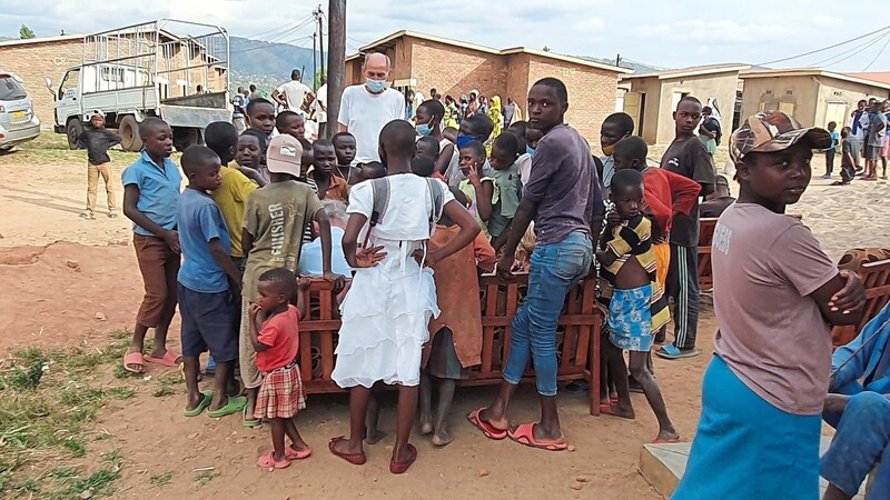 Der Kinderchirurg Dr. Alfred Jahn half auch beim Austeilen von Lebensmitteln in den ärmsten Bezirken von Kigali.  Foto: Jahn