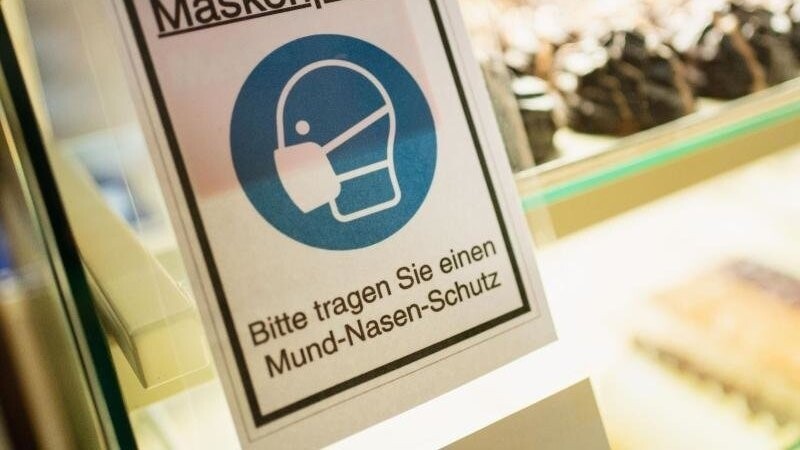 Am Montag wurde in ganz Deutschland die Einhaltung der Maskenpflicht verstärkt kontrolliert. (Symbolbild)
