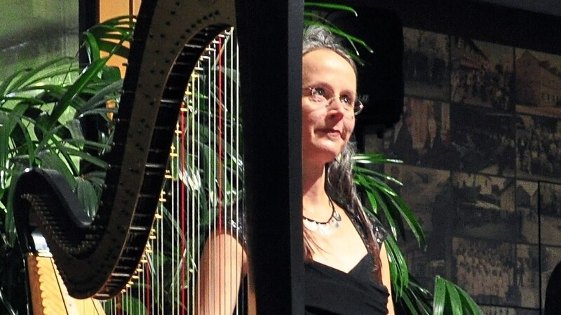 Die Harfenistin Barbara Pöschl-Edrich ist am Tag der Deutschen Einheit in Erding zu erleben.  Foto: