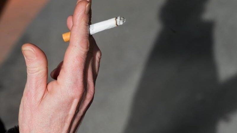 Weil er im Aufzugsbereich im Münchner Ostbahnhof eine Zigarette rauchte, kassierte ein 66-jähriger Mann am vergangenen Freitag Schläge. (Symbolbild)