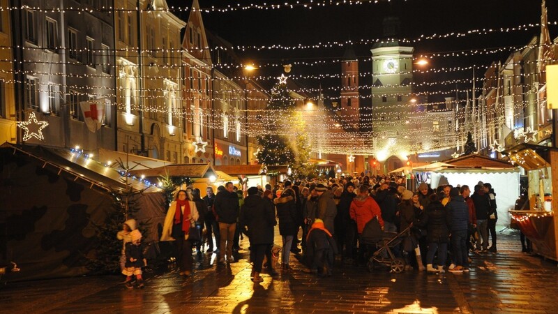 Adventlicher Lichterglanz beim Nikolausmarkt auf dem Vilsbiburger Stadtplatz. Trotz mehrerer Regenschauer im Laufe des Nachmittags und Abends kamen doch zahlreiche Besucher zum Markt und genossen dort an den Ständen wieder einige gesellige Stunden.