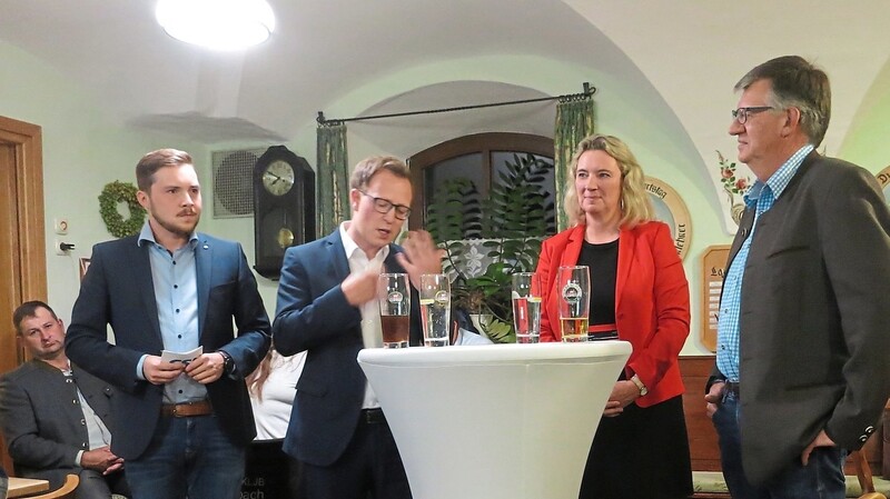 Staatsministerin Kerstin Schreyer im Gespräch mit Bürgermeisterkandidat Florian Hölzl.
