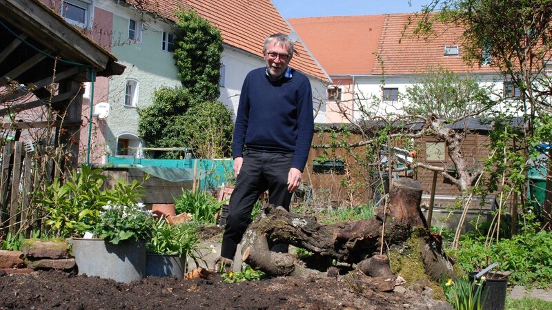 Bernhard Suttner steht bei den Resten eines Kirschbaums, der jüngst gefällt wurde: Als Ruheständler will er sich nun stärker seinem Garten widmen.