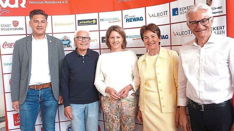 Regensburgs Sportbürgermeisterin Astrid Freudenstein (Mitte) mit den Organisatoren vom Veloclub um Vereinschefin Barbara Wilfurth.