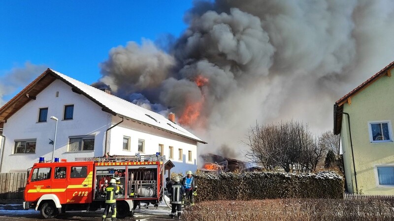 Als die ersten Einsatzkräfte in Grabitz eintrafen, stand die Scheune bereits komplett in Flammen.