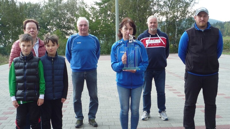 Pokalspenderin Anneliese Berlinger und ihre beiden Enkelsöhne Leon und Hannes (li.) gratulierten der Siegermannschaft.