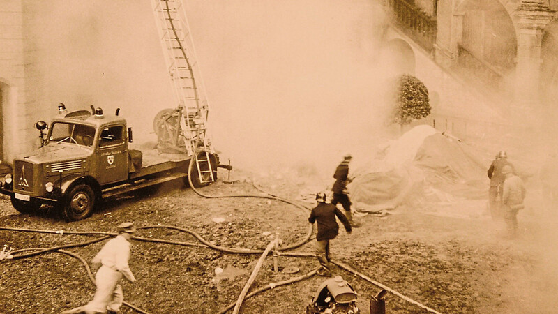 Bei den Löscharbeiten der brennenden Burg Trausitz kam ein Feuerwehrmann ums Leben.