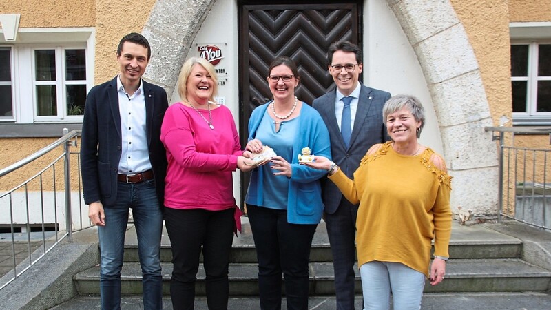 Oberbürgermeister Dr. Christian Moser (2. v. r.) und Jugendcenter-Leiterin Karin Loibl (M.) freuten sich über die Spende, die gestern von (v. l.) Marco Göttl, Astrid Anetsberger und Karin Fenk überreicht wurde.