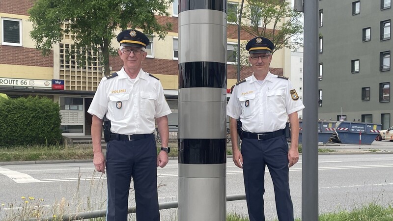 Polizeioberrat Georg Marchner (links) und Leitender Polizeidirektor Robert Weber erklärten die Funktionsweise der neuen Blitzersäulen.