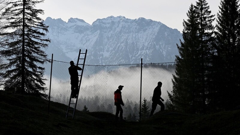 Arbeiter bauen im Wald rund um Schloss Elmau den Sperrzaun für den G7-Gipfel auf.