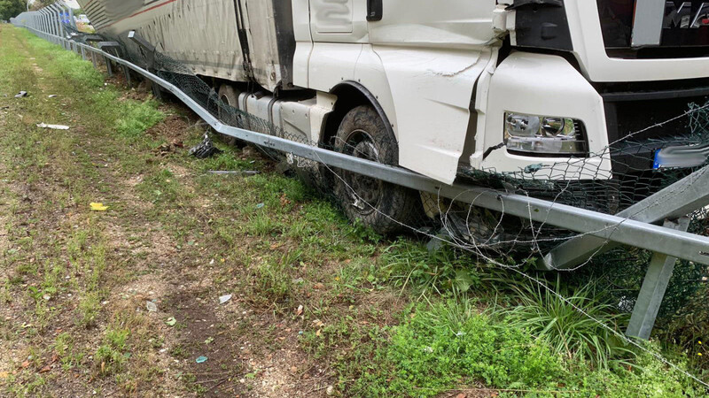 Ein Lastwagen hat am Montagvormittag in Regensburg einen Zaun am BMW-Gelände niedergefahren. Das Fahrzeug musste mit mehreren Kränen geborgen werden.