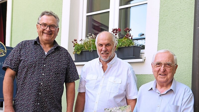 Die beiden Autoren Monsignore Johann Schober und Professor Dr. Bernhard Stör (von rechts) mit Jakob Oßner, dem Vorsitzenden des Bayerischen Cimbern-Kuratoriums.