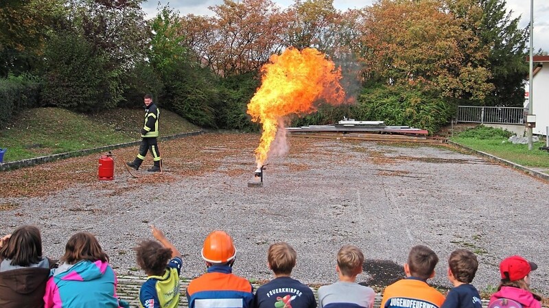 Demonstration eines Fettbrandes.
