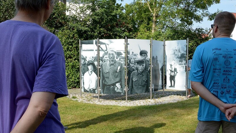 Der Stalag-Gedenkplatz mit dem Foto sowjetischer Kriegsgefangener.