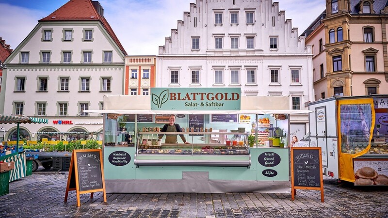 Stephan Haimerl steht hinter der Theke seines Salatstands am Ludwigsplatz in Straubing.