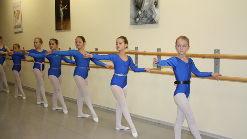 Körperspannung und Ausdruck lernen die Mädchen in der Ballettschule von Bettina Bruckmeier in ihren Schulen in Landau, Eggenfelden und Straubing. Foto: Pfeffer