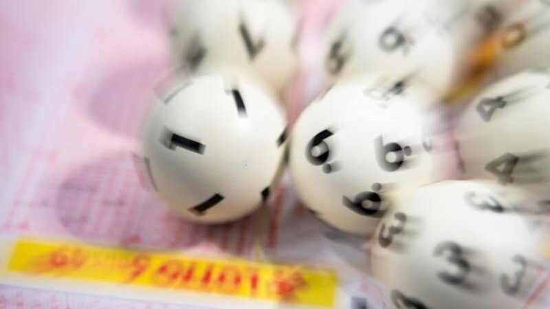 Lotto-Kugeln liegen auf einem Lottoschein.