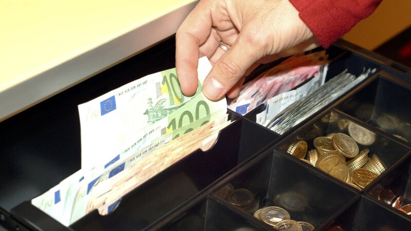Eine bislang unbekannte Frau hat am Samstag mehrere hundert Euro aus einer Wechselgeldkasse in einem Gasthaus in Regensburg gestohlen. (Symbolbild)