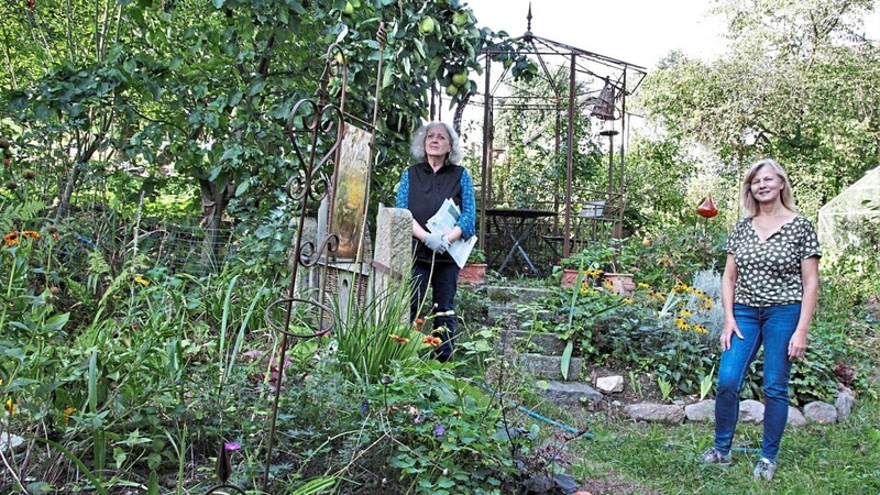 Gartenbauexpertin Renate Mühlbauer (links) auf Visite im Garten von Erika Babl, Vorsitzende des OGV in Chammünster.