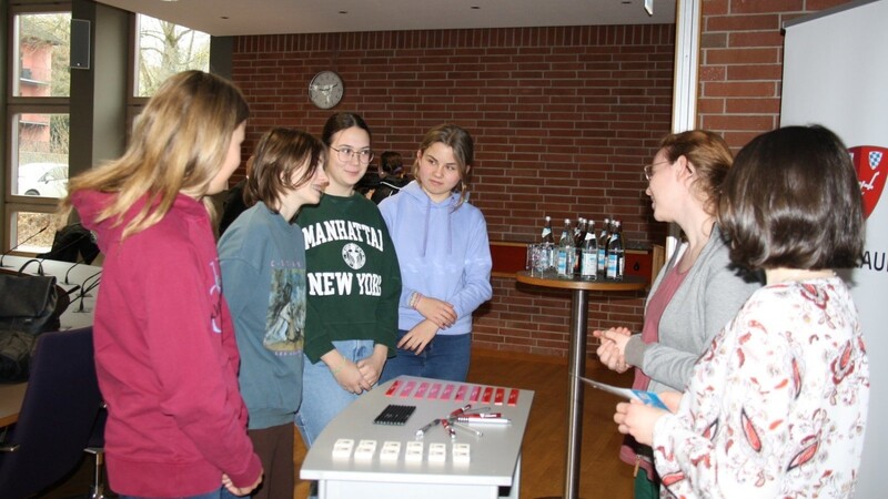 Eine von drei Azubi-Bustouren startete im Landratsamt. Schülerinnen der Realschule Aiterhofen informieren sich am Stand der Stadt über Ausbildungsmöglichkeiten in der Kommunalverwaltung.
