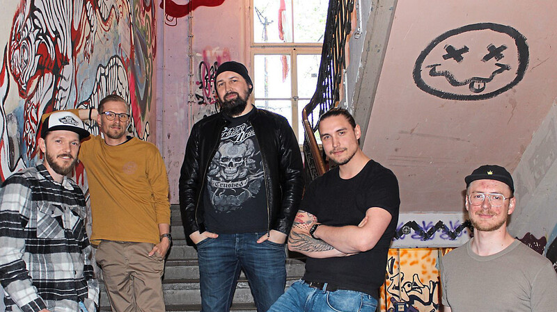 Josef Erl, Andreas Schießl, Nils Kußin und Florian Schromm (v.l.) proben mit ihrer Band "Everybody Needs A Hobby!" seit 2017 im Bandhaus, in dem Florian Schwarzfischer (rechts) der Vorstand ist.