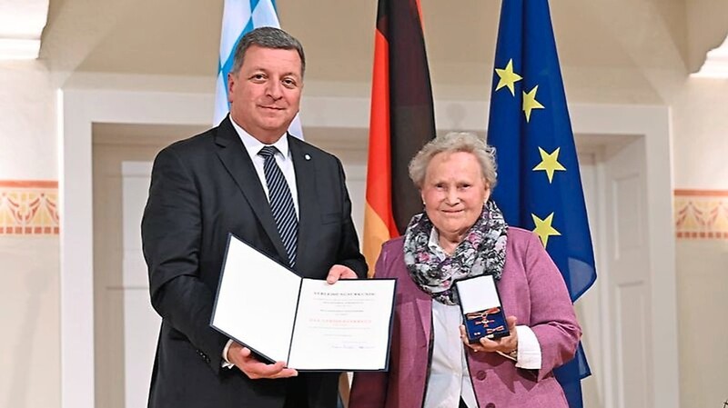 Staatsminister Christian Bernreiter verlieht der Aiglsbacherin Katharina Zehentmeier das Bundesverdienstkreuz am Bande.