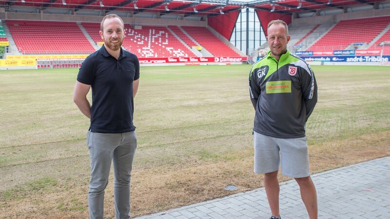 Freuen sich auf den neuen Rasen im Jahnstadion: Alexander Hahn (links) und Peter Maurer vom SSV Jahn. (Foto: Fabian Roßmann)