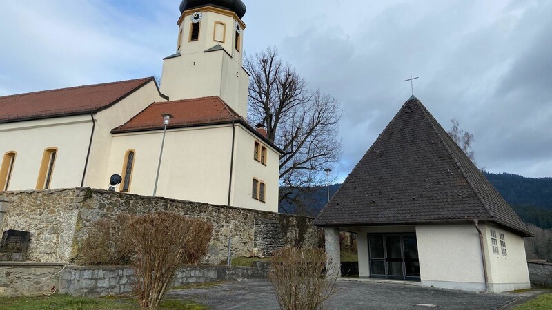 Die Pfingstreiterkirche in Steinbühl wird aufwendig saniert. Zu den Maßnahmen gehören auch der Abriss der Leichenhalle (r. im Bild) und Neubau einer neuen Leichenhalle mit begrüntem Flachdach.