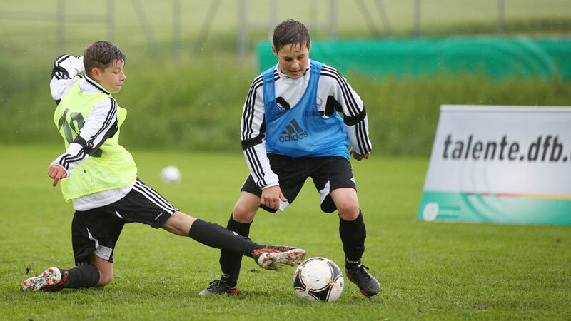 Am 16. Juli können talentierte Fußballer des Jahrgangs 2006 für die Aufnahme an einem Stützpunkt vorspielen. Auch in Ostbayern wird an 15 Standorten nach neuen Talenten gesucht.