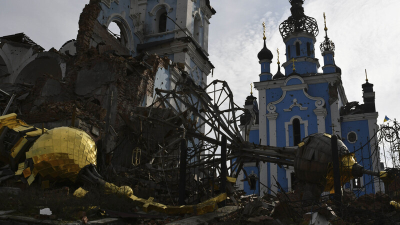 Zerstörte Kuppeln liegen neben einer beschädigten Kirche in einem zurückeroberten Dorf in der Ostukraine.
