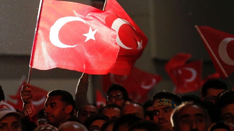 Grund zum Jubeln haben die Anhänger von Staatspräsident Recep Tayyip Erdogan. Seine Partei, die islamisch-konservative AKP hat die Wahl klar gewonnen.