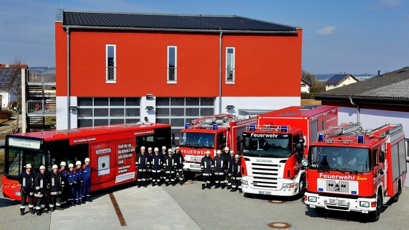 Das Feuerwehrhaus in Höfen, mit Mannschaft und den Einsatzfahrzeugen.