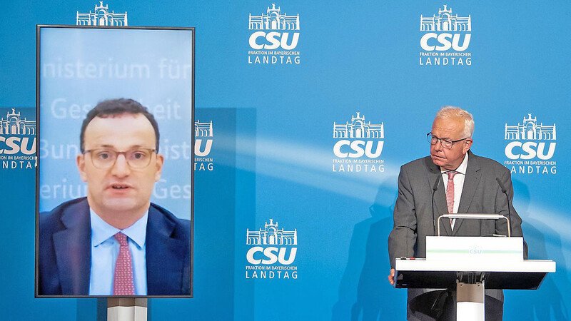 Digitale Premiere: Bundesgesundheitsminister Jens Spahn ist virtuell zu Gast bei CSU-Landtagsfraktionschef Thomas Kreuzer (r.).