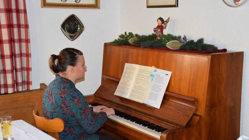 Anna Roider begleitete die gemeinsam gesungenen Lieder.