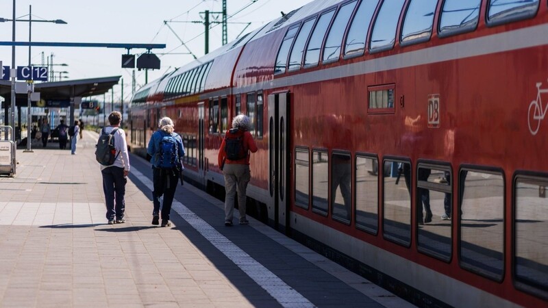 Reisende steigen in Karlsruhe in einen Regionalexpress der Deutschen Bahn. Ab September wird für eine solche Fahrt wieder der normale Fahrpreis verlangt.