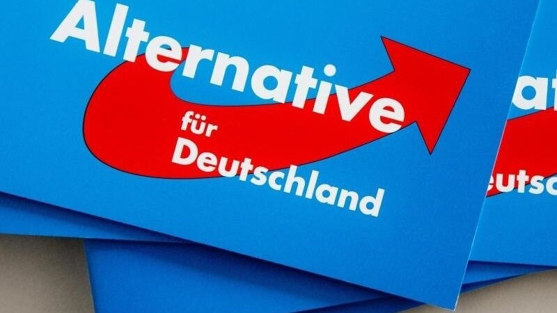 In Reisbach wurden AfD-Wahlplakate beschädigt. Die Polizei sucht Zeugen (Symbolbild).